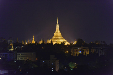 Ausblick auf Shwedagon Pagode bei Nacht, Rangun, Myanmar, Asien