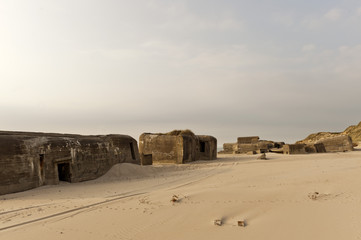 Fototapeta na wymiar Deutsche Bunker des Atlantikwalls (Zweiter Weltkrieg) am Strand von Lökken, Nordjütland, Dänemark