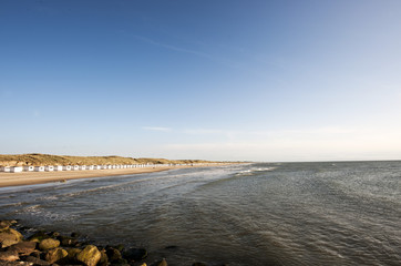 Strand von Lökken mit Strandhäuschen, Jammerbugten, Nordjütland, Dänemark,