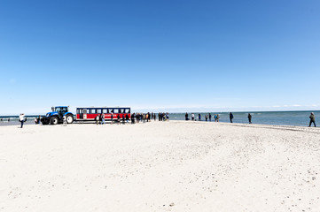 Naklejka premium Touristenbahn Sandormen in Skagen-Grenen, Zusammentreffen Nordsee (Skagerak) und Ostsee (Kattegatt)