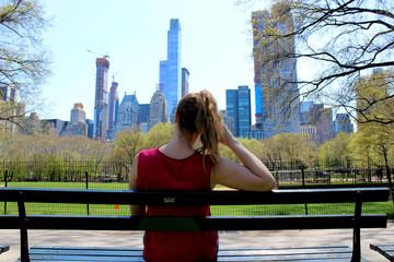 Frau im Central Park mit Blick auf die New Yorker Skyline
