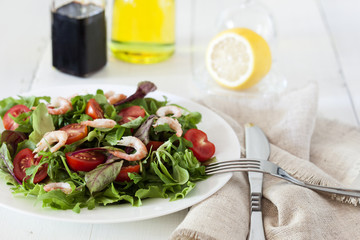 Easy vegetarian salad with shrimps