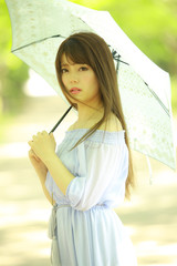 日傘を差す女性