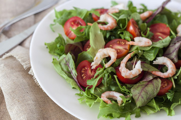 Easy vegetarian salad with shrimps