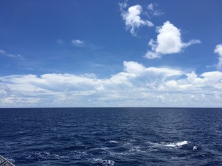 Obraz premium 青い空、白い雲そして、そよ風が吹き渡る海