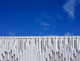 Fototapeta premium Blue sky, white wooden wall. Architecture background.