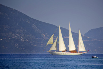 Fototapeta premium Segelboot im Abendlicht