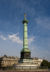 Fototapeta na wymiar Place de la Bastille mit Säule Colonne de Juillet, errichtet für die Opfer der Julirevolution 1830. Auf der Säule eine Repräsentation der Frreiheit. Paris, Ile de France, Frankreich
