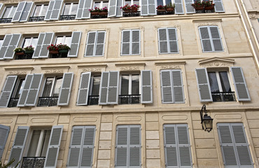 Fototapeta na wymiar Fassade eines restaurierten Wohnhauses in der Rue des Rosiers, Stadtviertel Marais, Paris, Ile de France, Frankreich