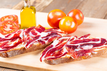 Bread with tomato and ham