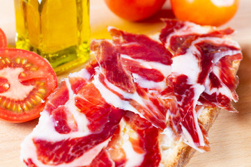 Obraz premium Bread with tomato and ham