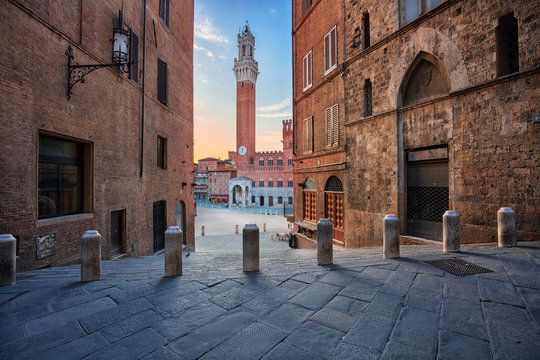 Siena. Cityscape image of Siena, Italy with Piazza del Campo during sunrise.