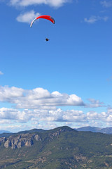 Fototapeta na wymiar Paraglider in the French Alps