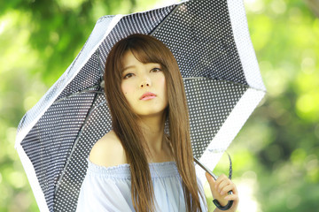 日傘を差す女性