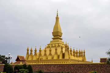 Fototapeta na wymiar Laos - Vientiane - Pha That Luang (Buddhistischer Tempel)