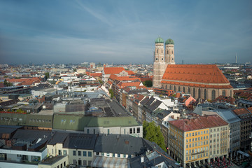 Fototapeta na wymiar Blick auf die Frauenkirche und die Stadt München 