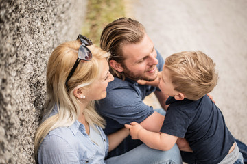 Junge Familie an der Mauer