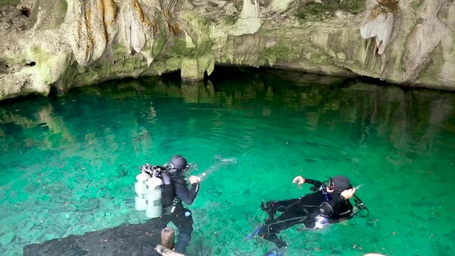 Дайверы плывут под водой в голубом озере пещера мечты ворота Сенот возле Дос Охос Мексика Юкатан