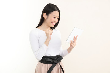 タブレットを持つ女性