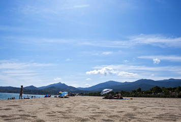 Strand von Argèles sur Mer, hinten die Pyrenäen, Languedoc-Roussillon, Südfrankreich,...