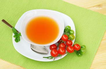 Tomaten-Consommé, Tomatensuppe, Cocktailtomaten, Textraum, copy space