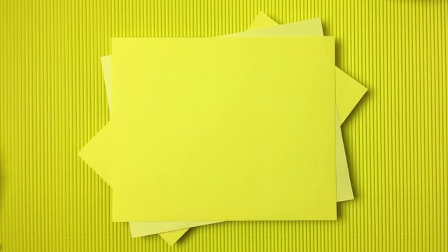 Sobre fondo amarillo con cuadrados amarillos aparecen plantas en las esquinas.