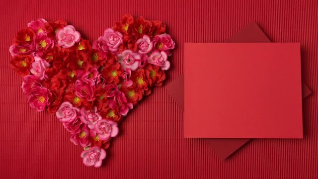 Corazon hecho de flores junto a cuadrados rojos que aparecen.