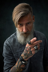 Studio Aufnahme eines attraktiven bärtigen Mannes, der mit seinem Finger auf dich zeigt