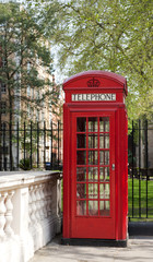 Fototapeta na wymiar Telefonzelle in Mayfair, Mount Street Gardens, London, England, Grossbritannien, United Kingdom, Vereinigtes Königreich, UK, GB