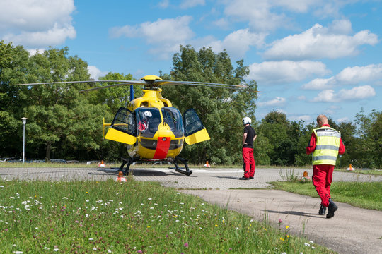 Notarzt geht zu Rettungshubschrauber