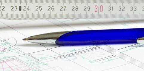Hausplan mit Stift und Meterstab