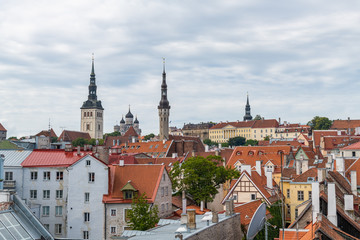 Obraz premium Old town of Tallinn in summer view from Hellemann Town Wall Walkway, Estonia
