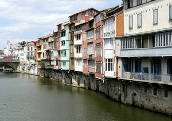 Fototapeta na wymiar Facades of houses along the bank of the Tarn in Castres, France