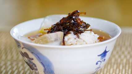 もち麦ご飯の冷しウーロン茶漬け、昆布の佃煮をトッピング