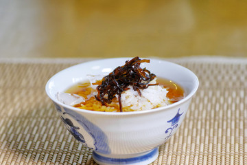 もち麦ご飯の冷しウーロン茶漬け、昆布の佃煮をトッピング