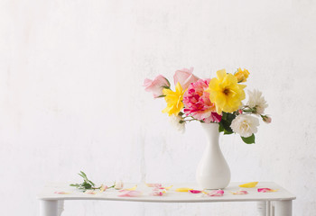 roses oin vase on white background