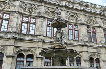 Fototapeta na wymiar Opernbrunnen in Wien