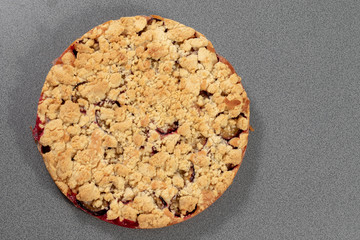 Pflaumenkuchen mit Streusel ohne Backform auf grauem Tisch