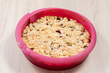 Streuselkuchen mit Pflaumen in einer Silikonbackform