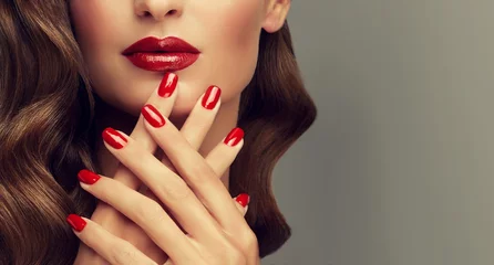 Foto op Canvas Mooi meisje met lang golvend haar. vrouw met rode manicure. meisje met felle kleur nagellak op de nagels. Make-up en cosmetica © Sofia Zhuravetc
