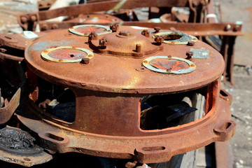 OBJET FERROVIAIRE MÉTALLIQUE ROUILLE