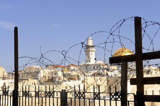 Tempelberg mit Kuppel des Felsendoms hinter Stacheldrahtverhau, Jerusalem, Israel, Naher Osten, Vorderasien