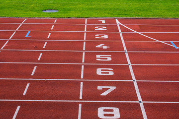 Laufbahn eins bis acht  auf dem Sportplatz, Leichtathletik