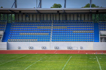 Sportstadion Tribühne mit blauen Sitzschalen © Frozen Action