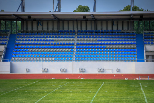 Sportstadion Tribühne mit blauen Sitzschalen