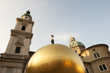 Kapitelplatz mit  Kunstwerk 