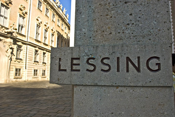 Lessing-Denkmal auf dem Wiener Judenplatz von Siegfried Charoux. Der Künstler selbst  ersetzte das...