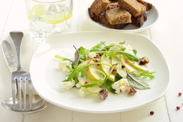 Salad with pears, arugula, cream cheese and walnuts
