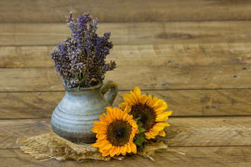 Naklejka premium sunflowers and lavender in a vase