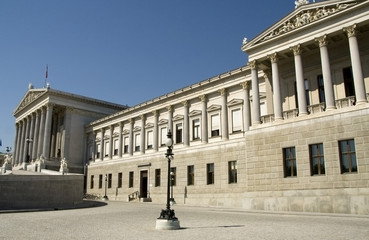 Fototapeta na wymiar Vorderansicht des Wiener Parlamentsgebäudes